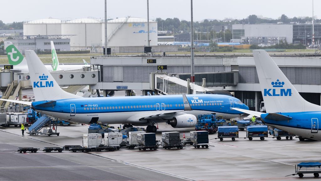 Foto: Twee KLM-toestellen op de grond gebotst op Schiphol, geen gewonden
