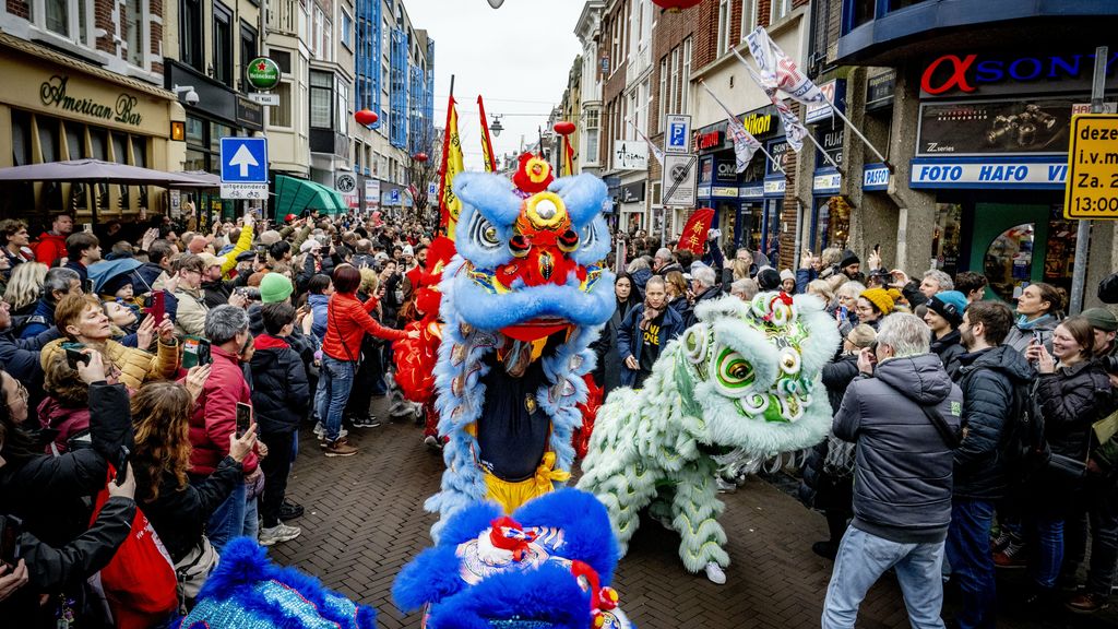 Foto: Duizenden mensen bij drakenoptocht in Den Haag voor Chinees Nieuwjaar