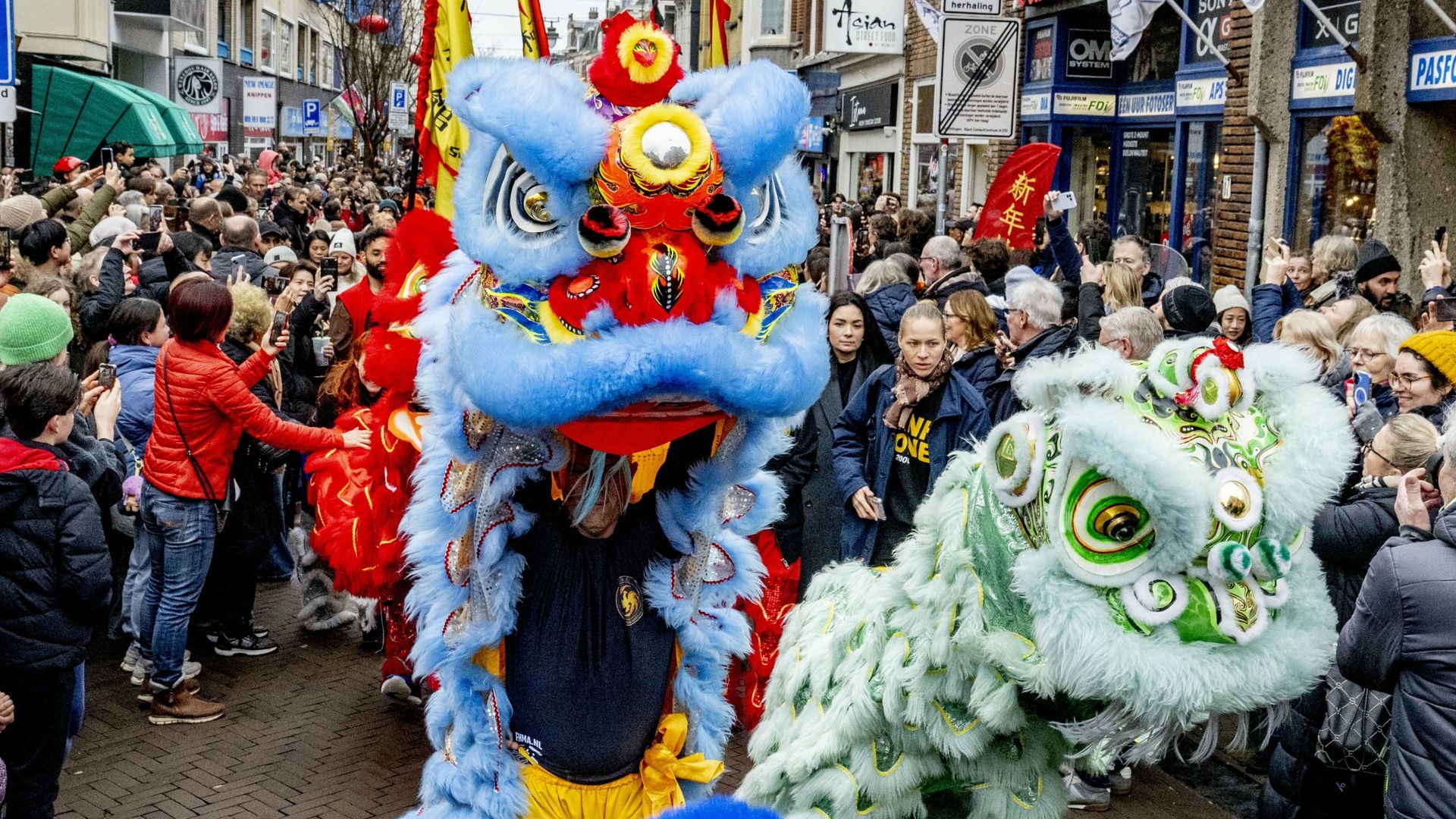 Duizenden mensen bij drakenoptocht in Den Haag voor Chinees Nieuwjaar