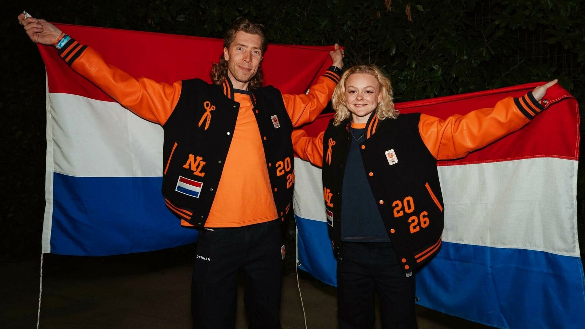 Olympisch kampioenen Bergsma en Velzeboer dragen Nederlandse vlag bij sluitingsceremonie