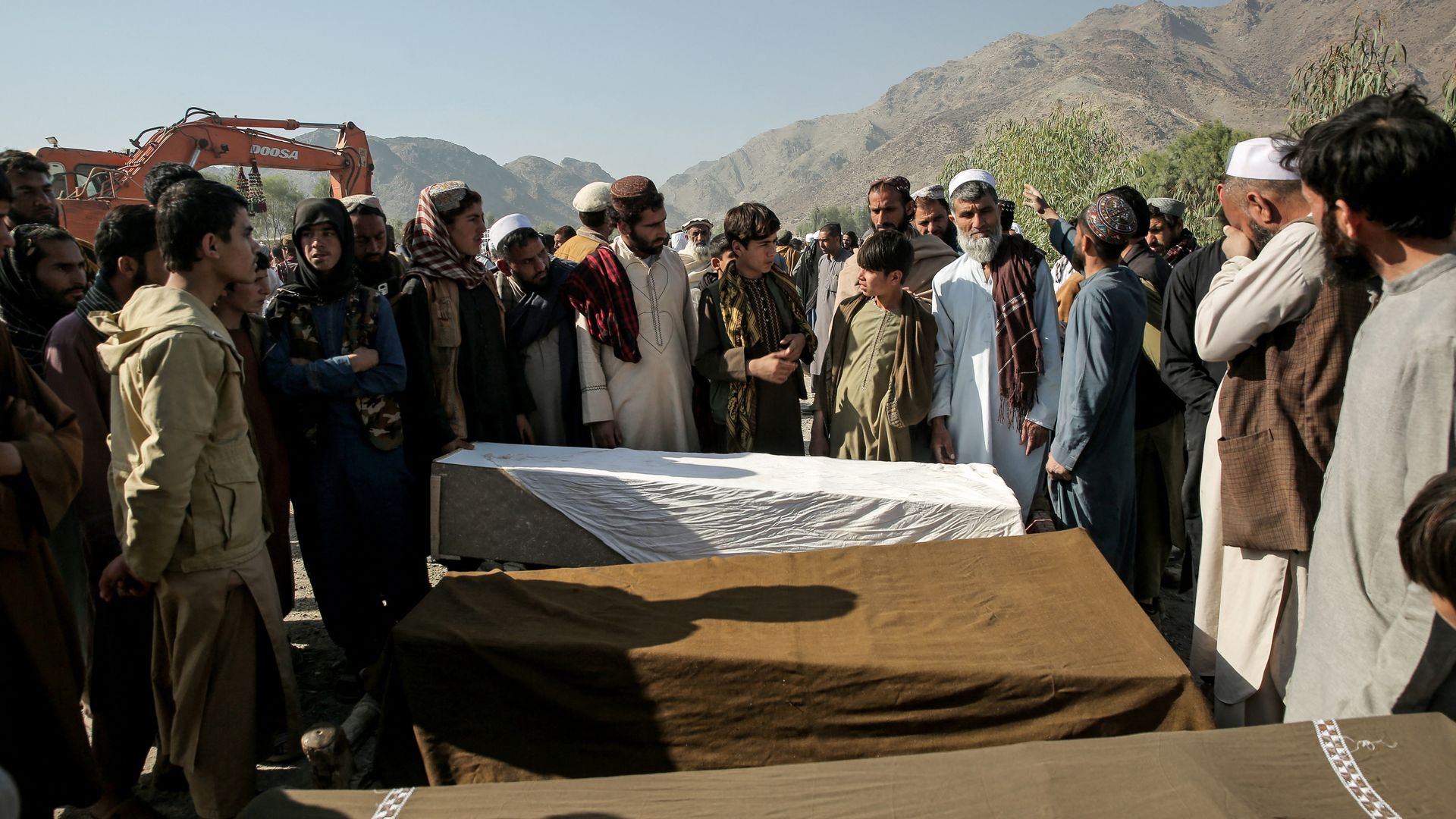 Pakistan voert aanvallen uit langs grens met Afghanistan, Rode Halve Maan meldt 18 doden