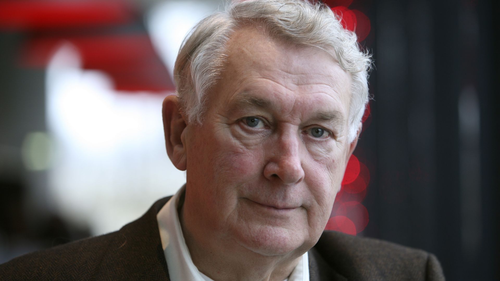 Presentator Koos Postema (93) overleden: 'Bevlogen radio- en tv-maker'