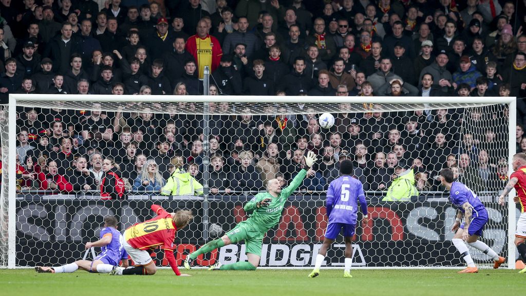 Eagles op voorsprong tegen Heracles • Utrecht start sterk tegen PEC