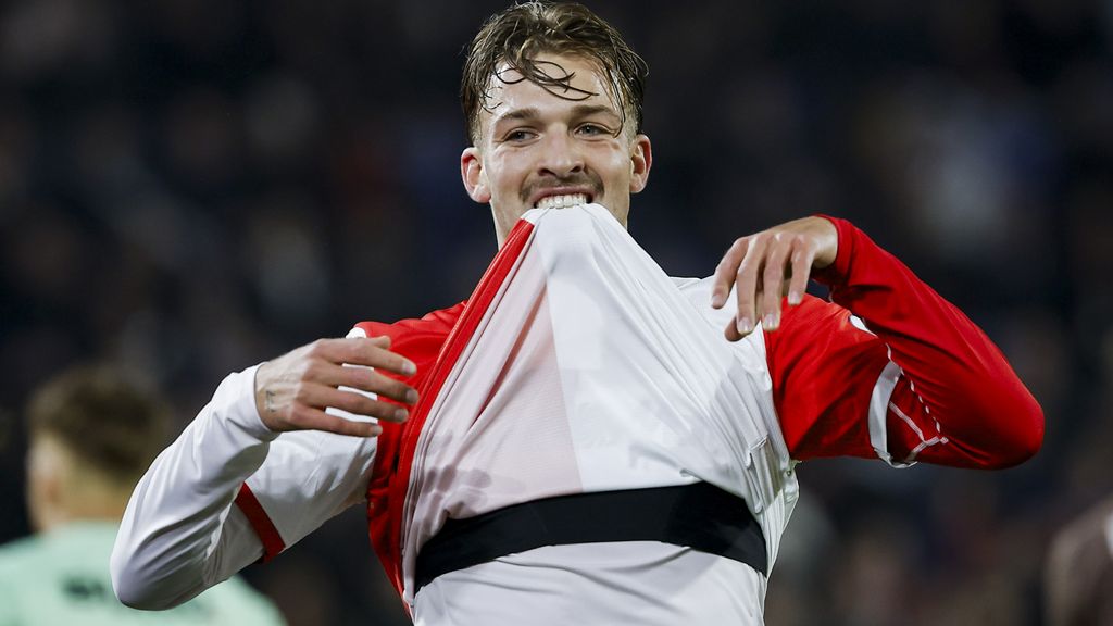 Telstar verrast met vroege voorsprong bij Feyenoord • Van Persie: 'Sterling gaat invallen'
