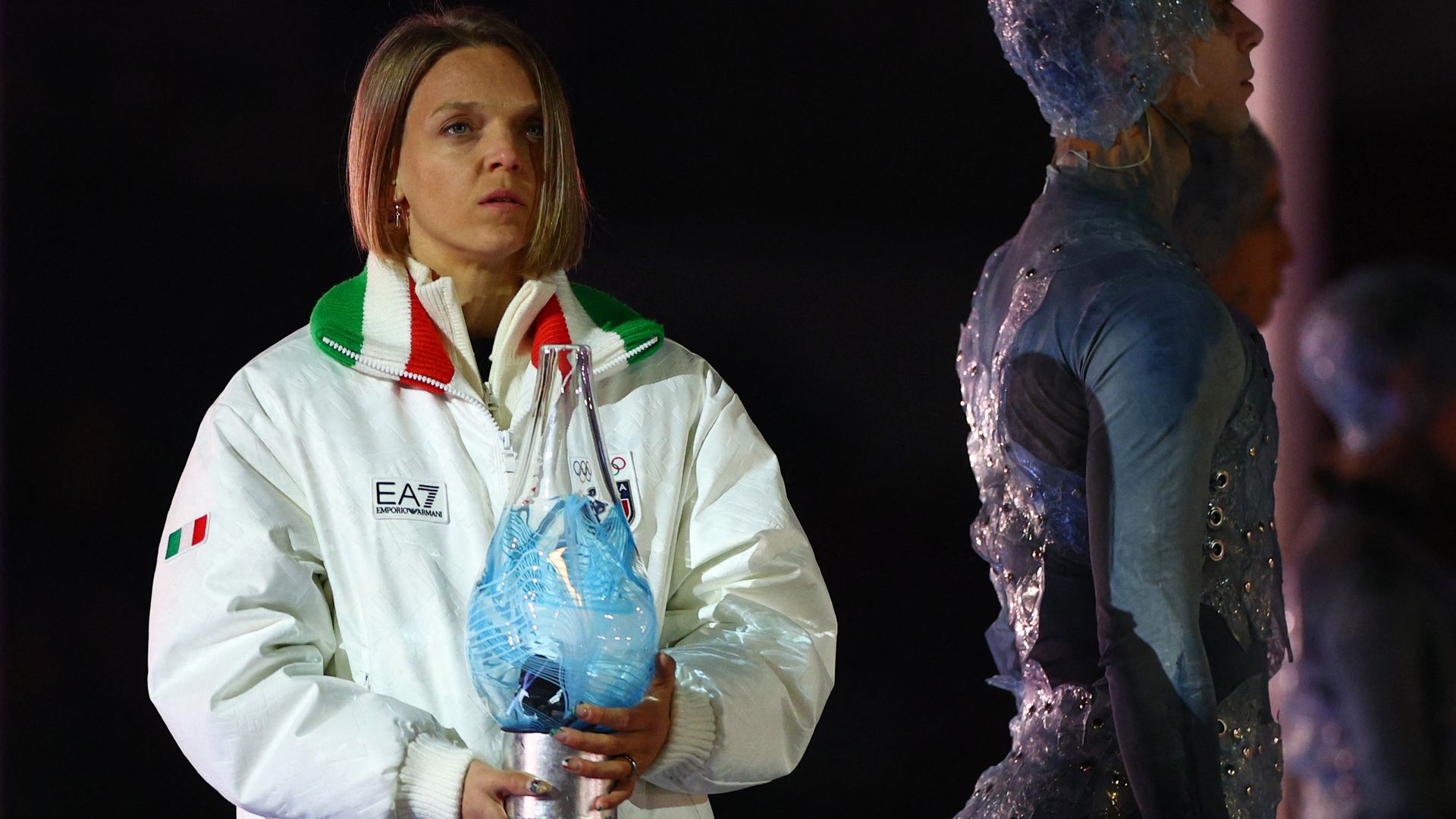 Olympische vlam dooft in handen van Fontana • Vlag overgedragen aan Franse Alpen