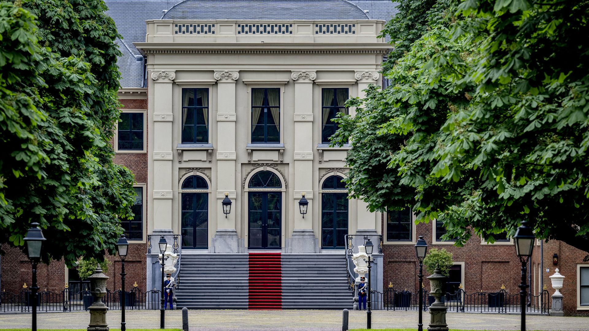 Start kabinet-Jetten: jacquets, omkleden en vaste plek op bordes