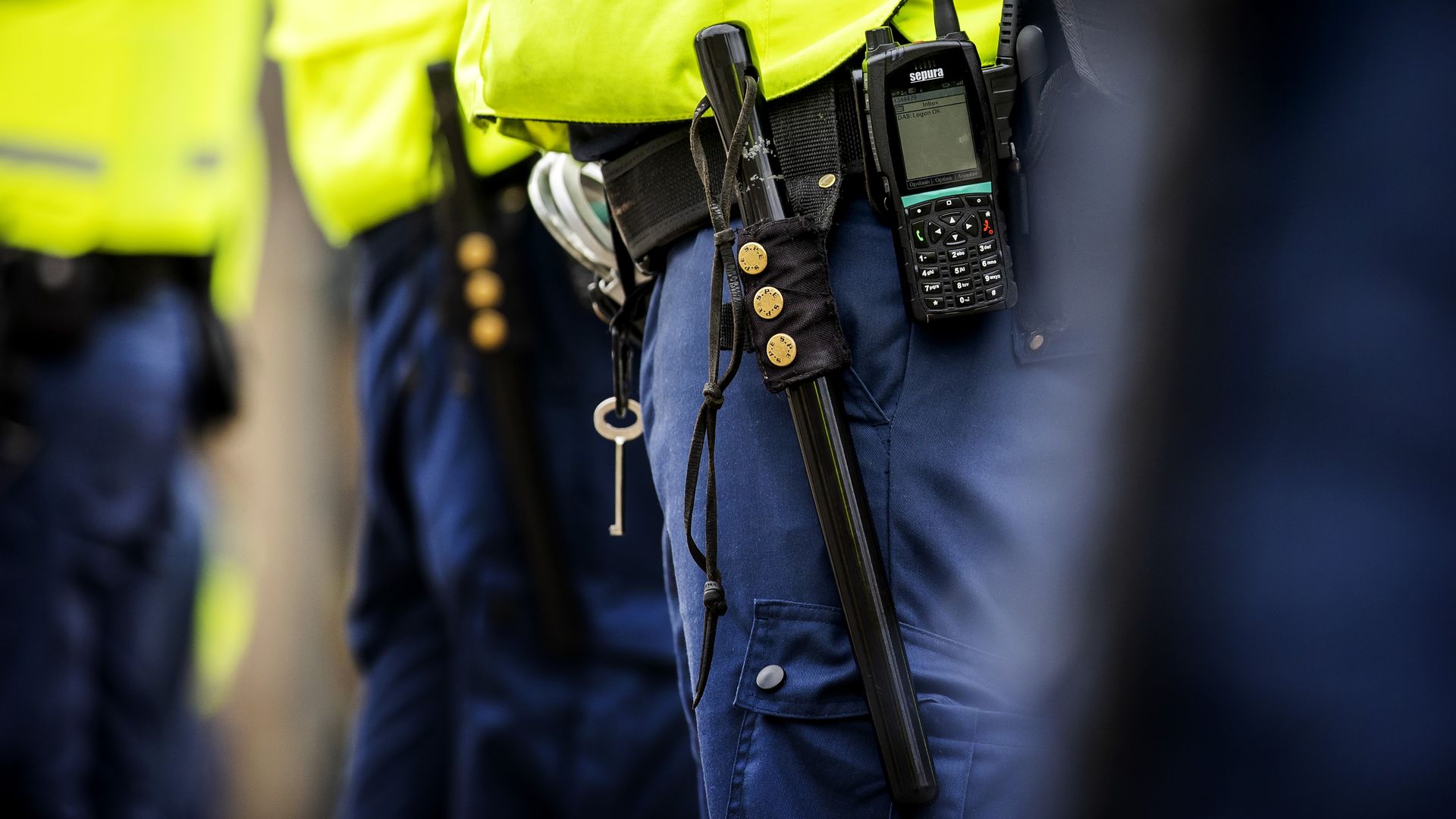 NS start proef met wapenstok voor boa's: eerst training, dan in de trein