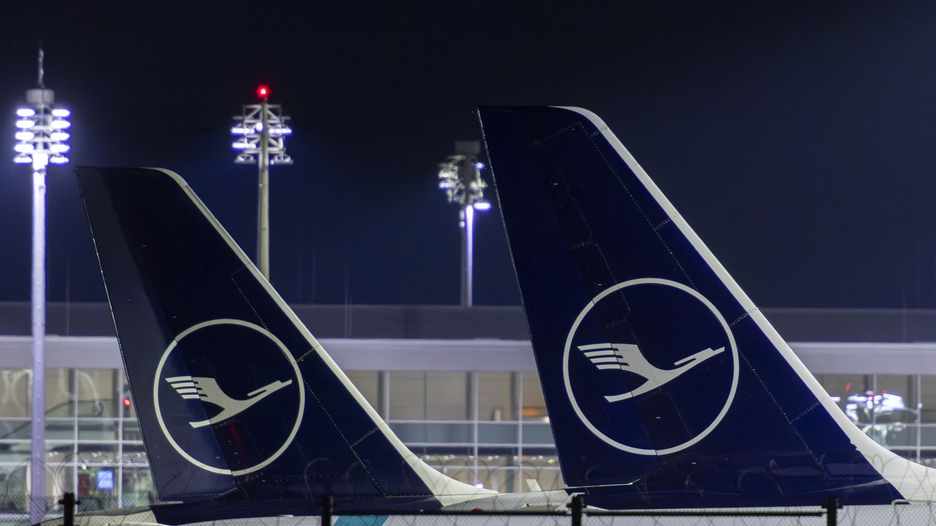 Honderden mensen 's nachts vast in vliegtuigen op luchthaven München 