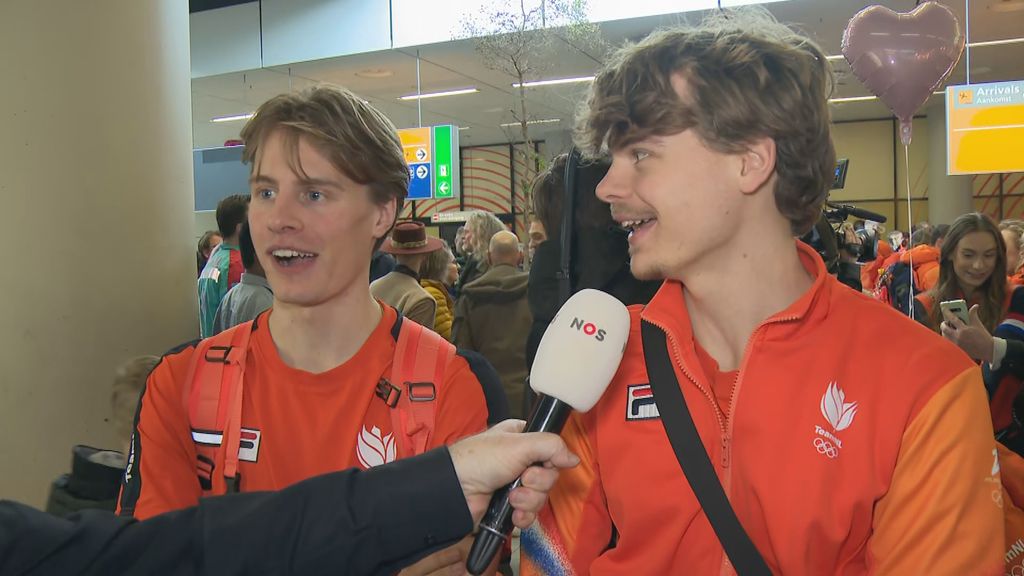 Olympiërs begeleid door straaljagers en feestelijk onthaald op Schiphol