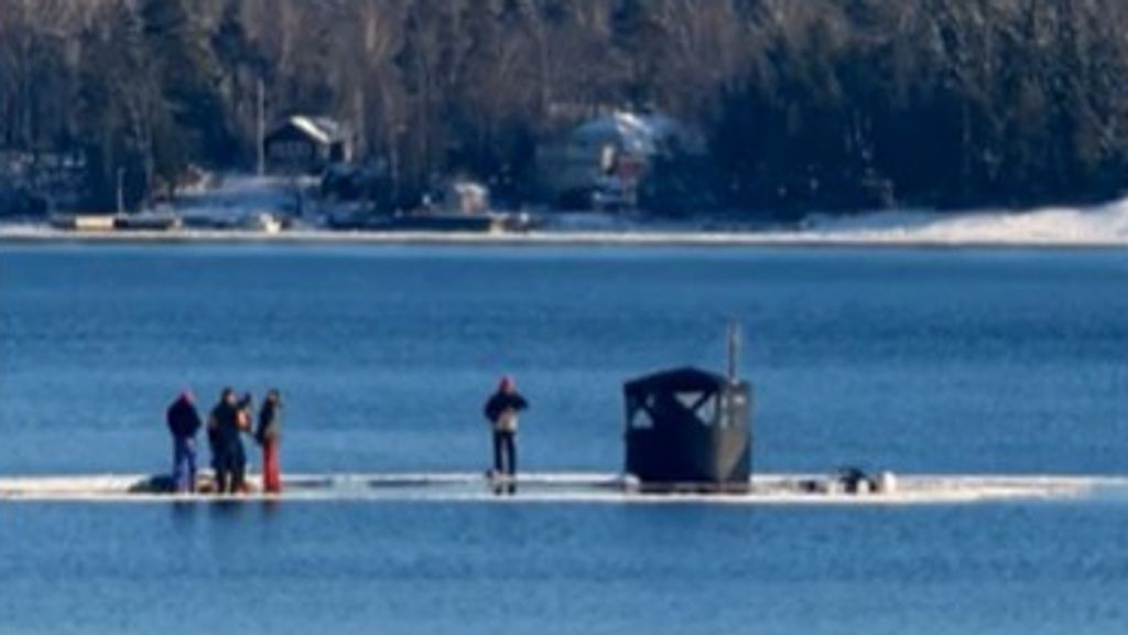 Foto: Toeristen van ijsschots gehaald in Zweden, probeerden drijvende sauna te maken