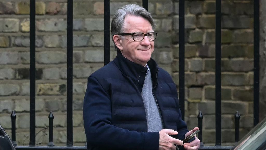 Foto: Oud-ambassadeur Mandelson op borgtocht vrijgelaten