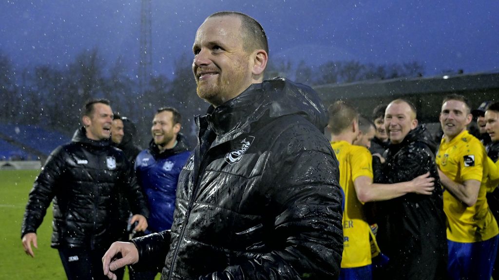 Nederlandse trainer Reedijk (34) levert 'weergaloze prestatie' met promotie in België