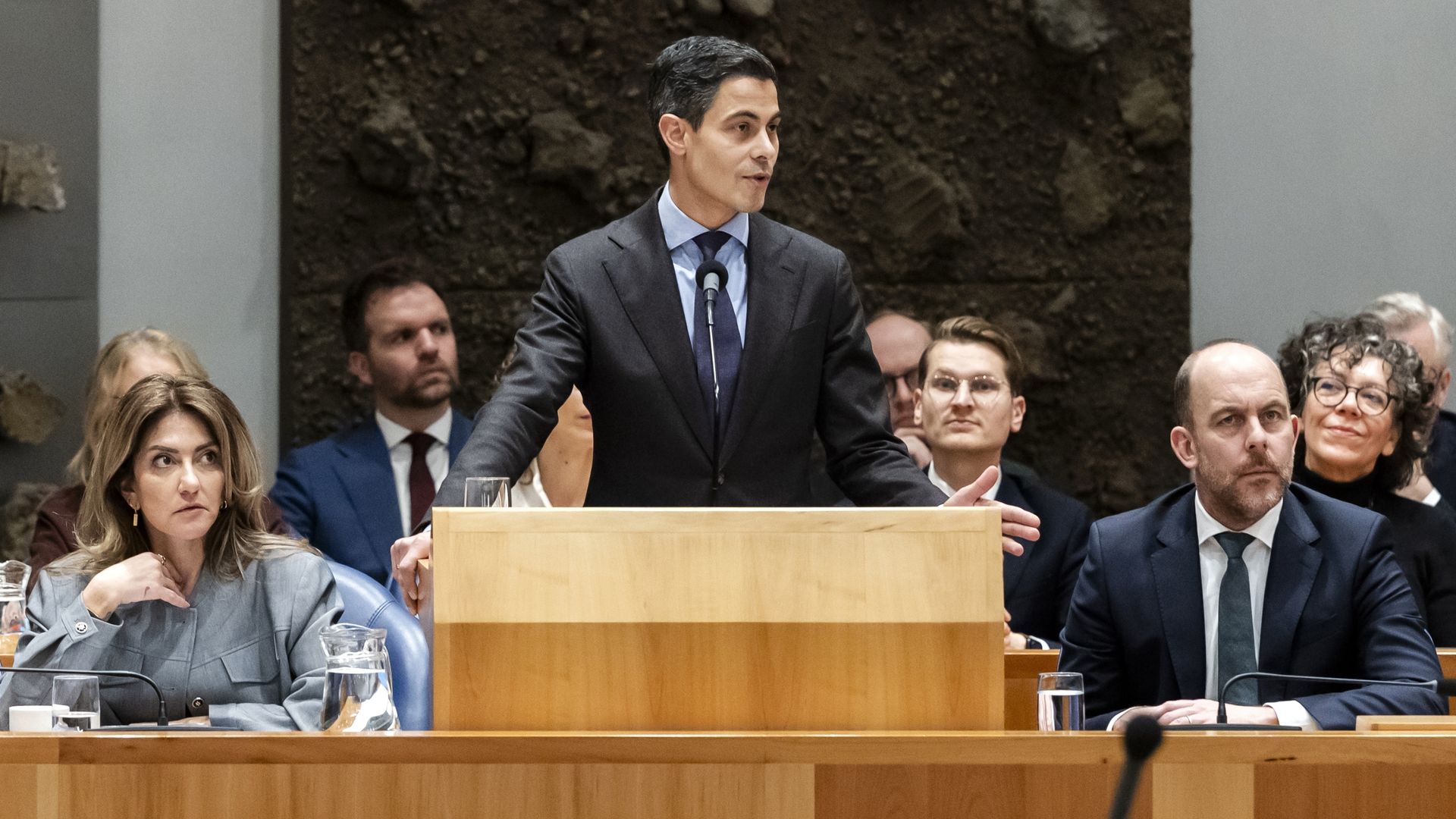 Coalitiepartijen beloven te praten over verzachten van AOW-maatregel