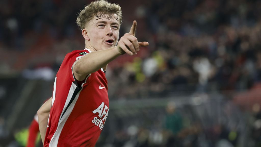 AZ mede dankzij replica beroemde vrije trap naar achtste finales Conference League