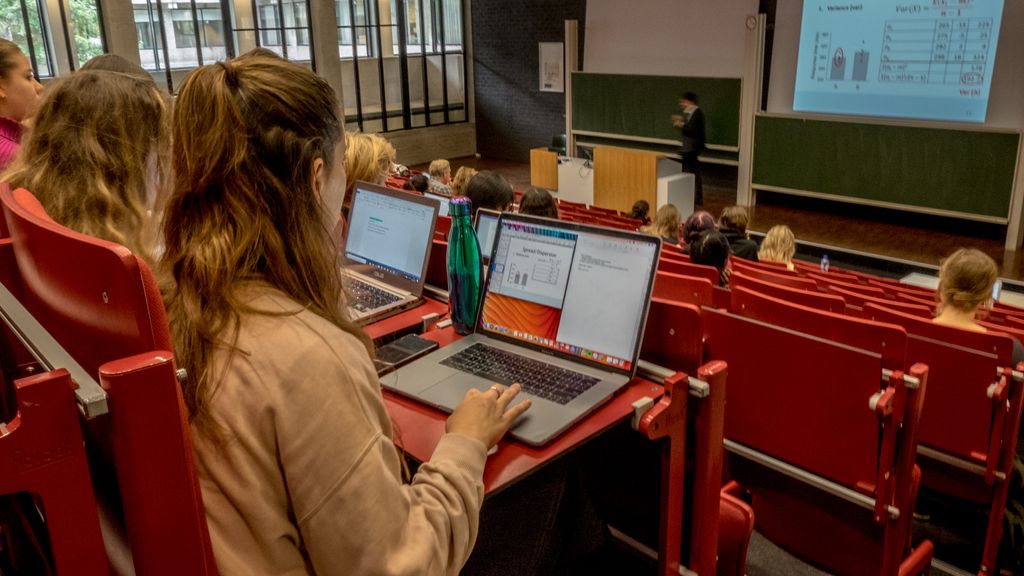 Foto: Bedrijf laat studenten betalen voor aanvragen studiefinanciering