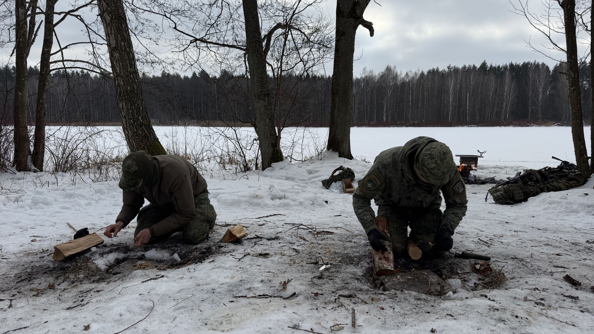 Militairen trainen in steenkoud Litouwen: wakduiken en slapen in de buitenlucht 