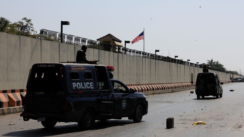 Foto: Doden en gewonden bij protest Amerikaans consulaat in Pakistan om dood Khamenei