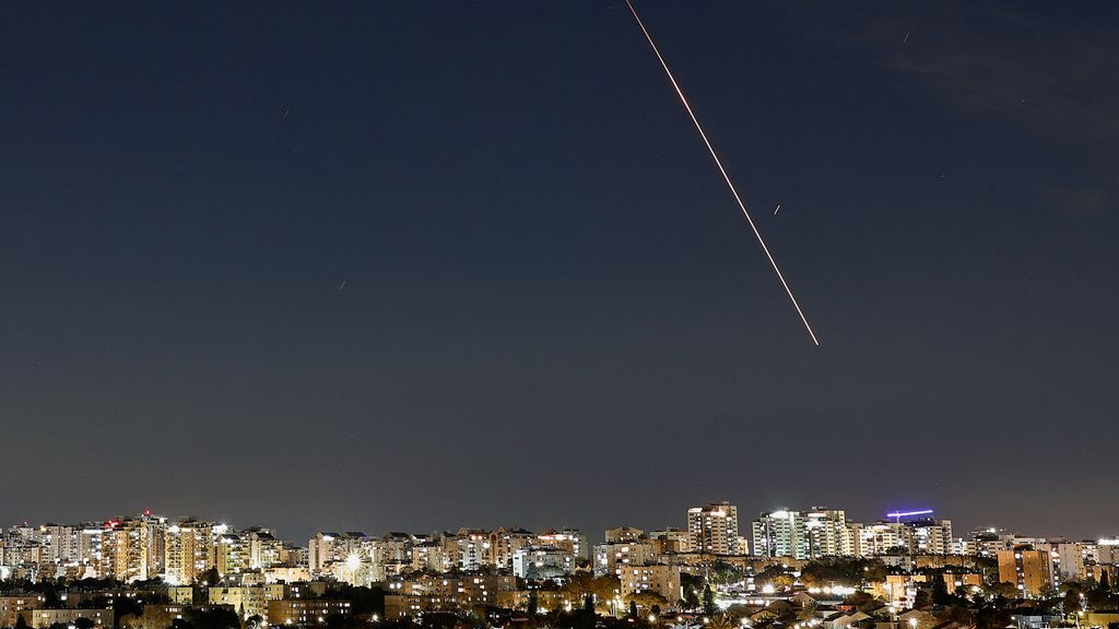 Aanvallen op Teheran gaan door • Drie Amerikaanse militairen omgekomen, negen doden in Israël Aanvallen op Teheran gaan door • Drie Amerikaanse militairen omgekomen, negen doden in Israël