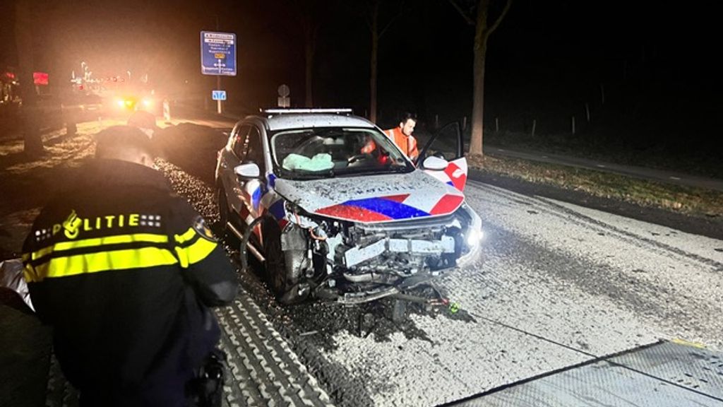Foto: Politieauto botst op berg asfalt bij werkzaamheden: twee agenten gewond