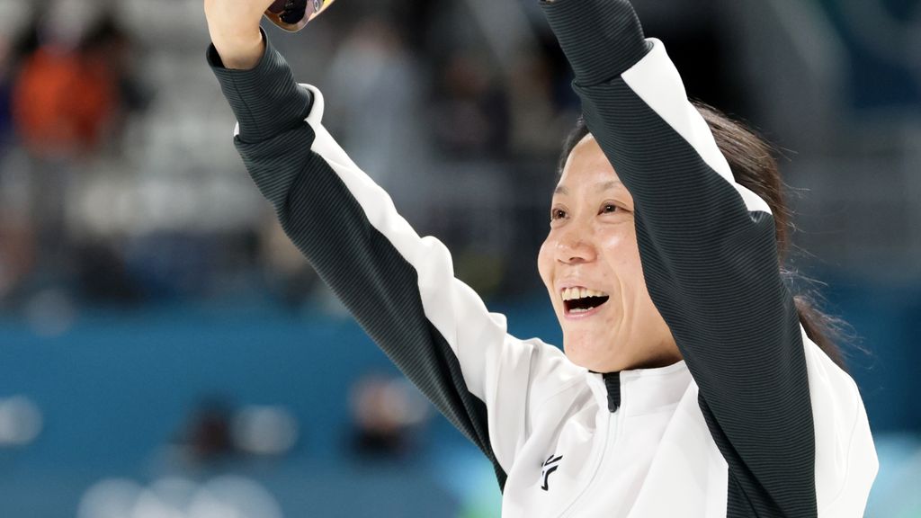 Olympisch kampioene Takagi zet na WK allround punt achter succesvolle schaatscarrière