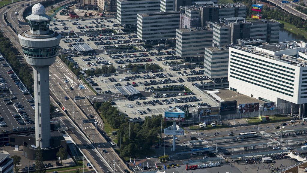 KLM-toestel uit Oman geland op Schiphol, veel Nederlanders nog gestrand