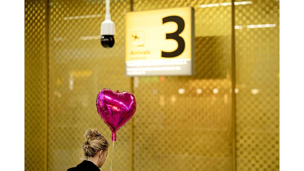 KLM-toestel uit Oman geland op Schiphol, veel Nederlanders nog gestrand KLM-toestel uit Oman geland op Schiphol, veel Nederlanders nog gestrand