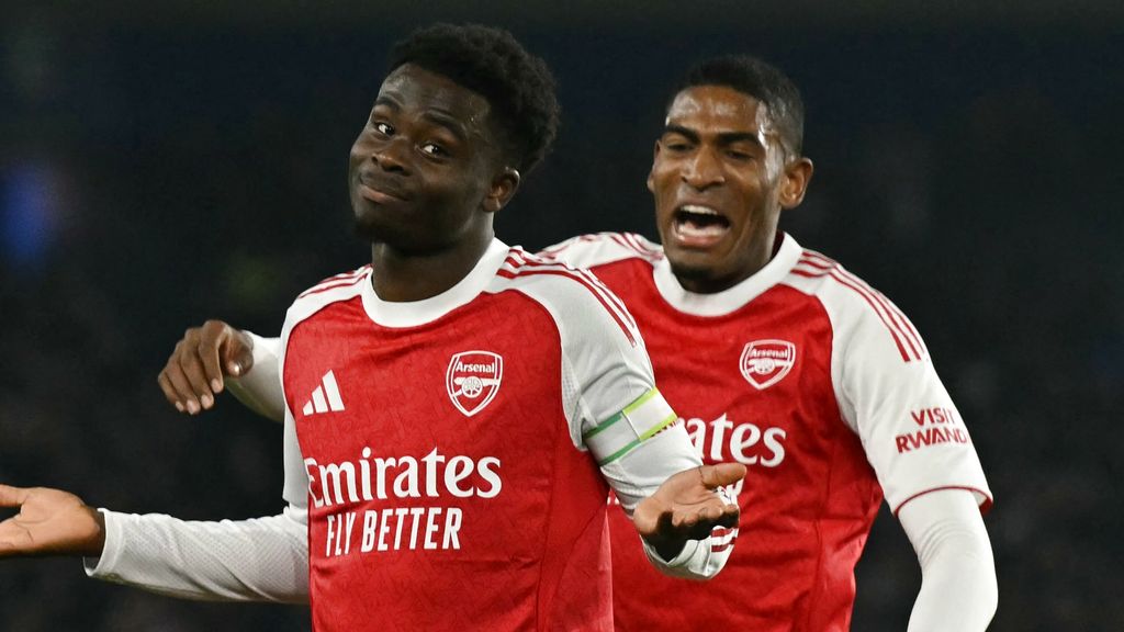 Arsenal loopt uit in strijd om landstitel na slippertjes van City en United