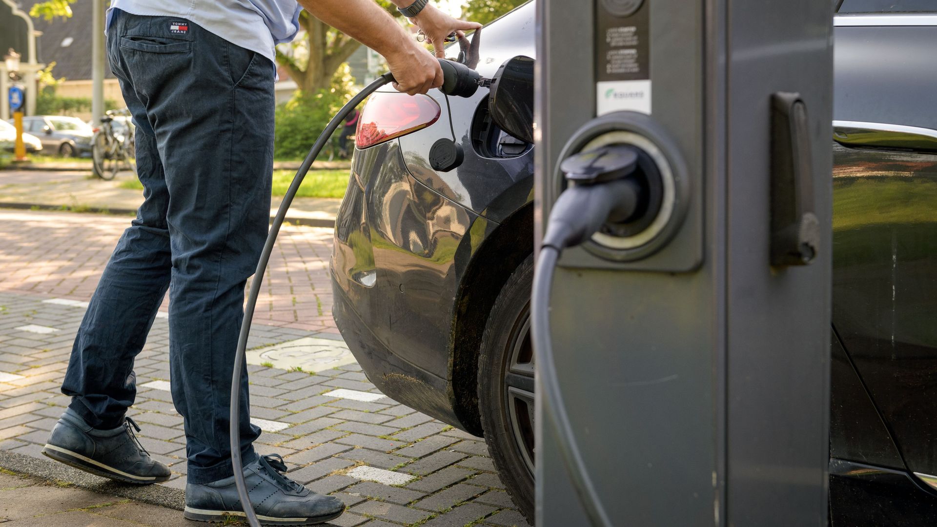 Ruim 1 op de 5 auto's in Nederland is inmiddels (deels) elektrisch