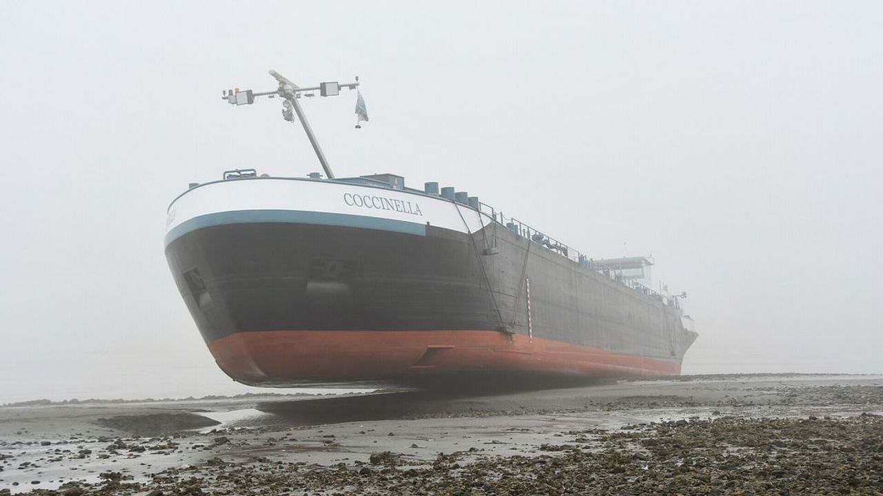 Schip van 81 meter lang vastgelopen bij Terneuzen