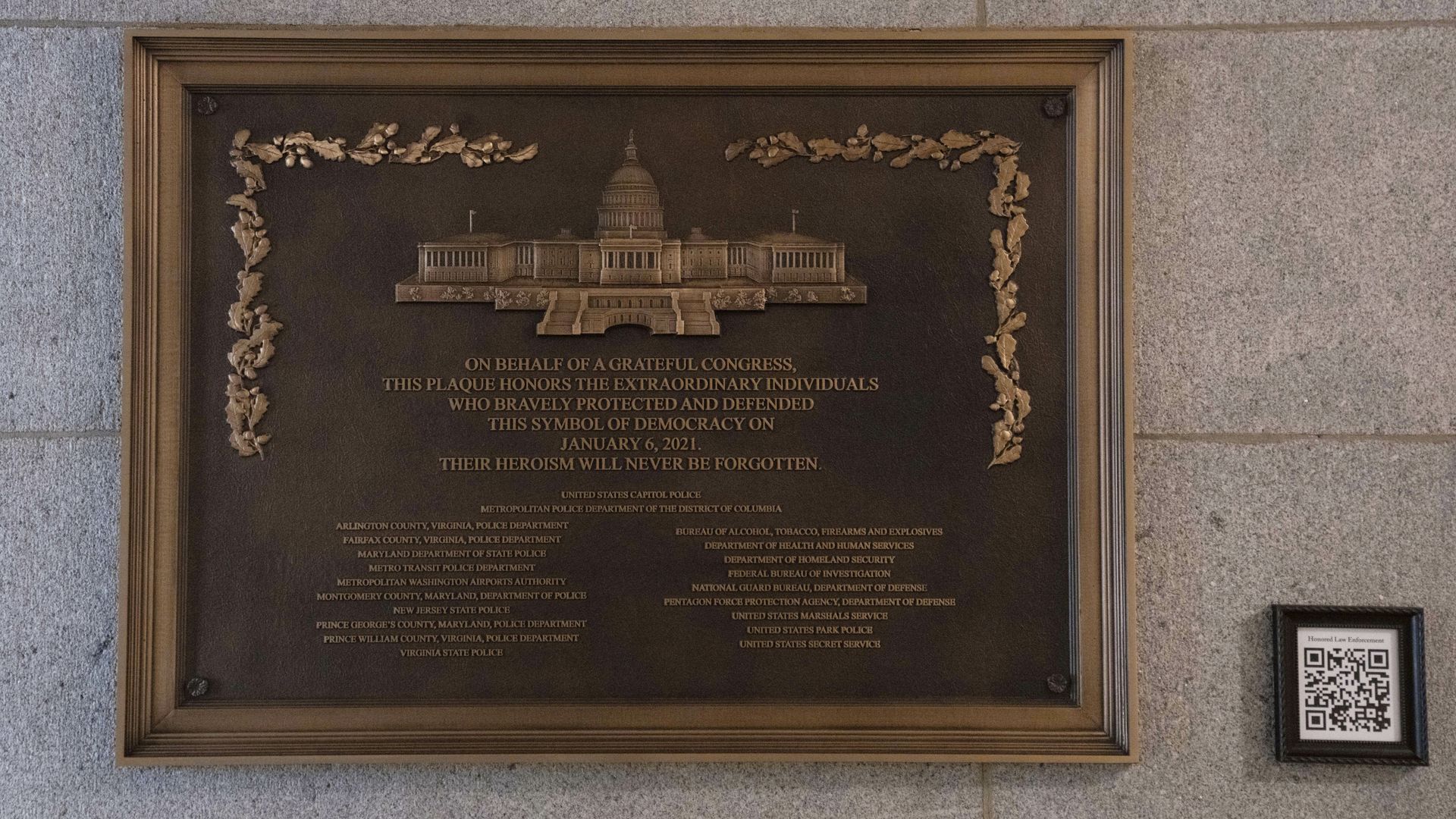 Gedenkplaat voor slachtoffers Capitoolbestorming stilletjes opgehangen