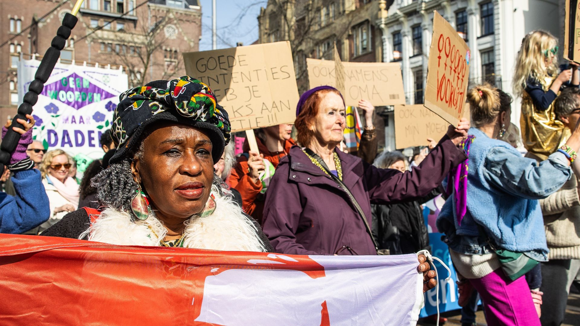 Vele duizenden bij herdenking slachtoffers femicide en mars op Vrouwendag