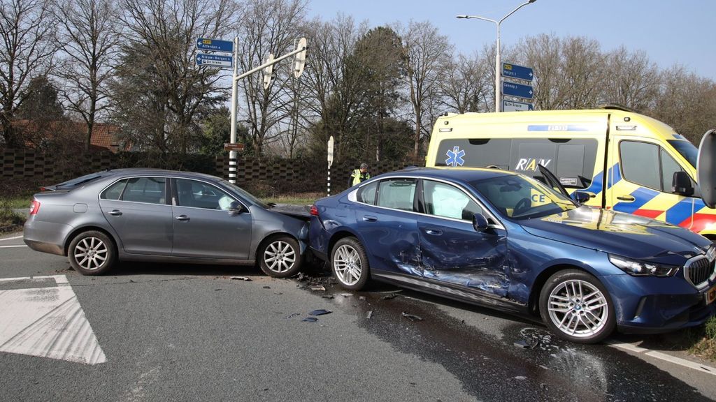 Foto: Gouverneur Roemer betrokken bij verkeersongeluk: 'Ongelooflijk harde klap'
