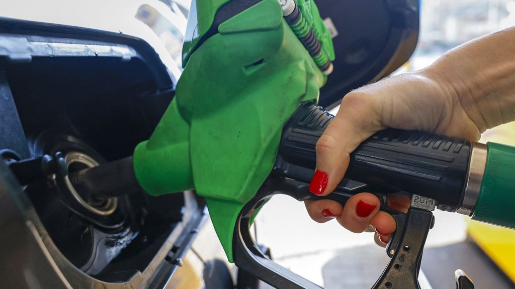 Prijs vat ruwe olie naar recordhoogte • VS haalt overheidspersoneel uit Saudi-Arabië Prijs vat ruwe olie naar recordhoogte • VS haalt overheidspersoneel uit Saudi-Arabië