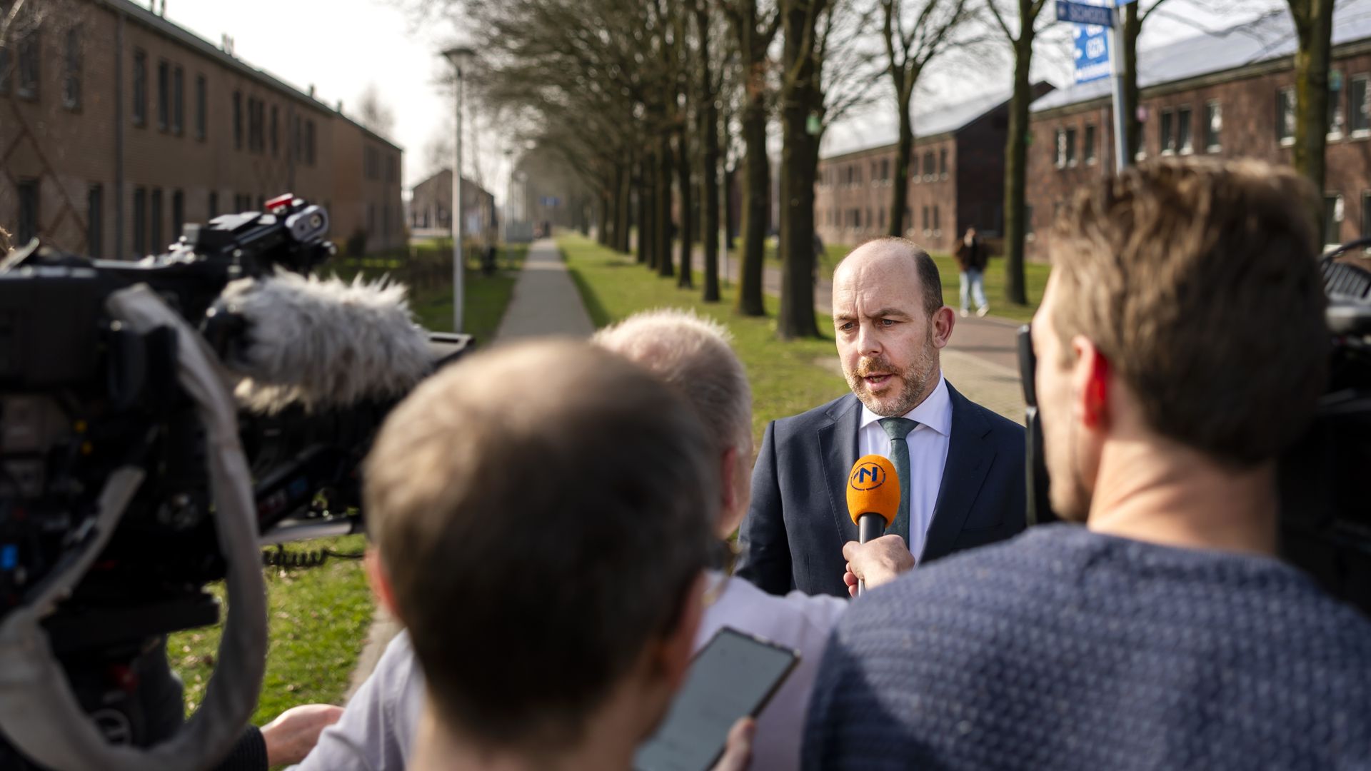 Nieuwe minister roept gemeenten op mee te helpen met extra asielopvang