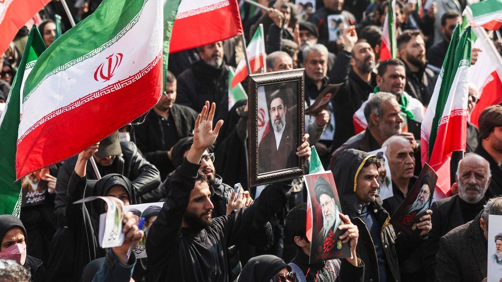 Foto: Dag 10 van de oorlog: Mojtaba-aanhang de straat op, stijgende olieprijzen