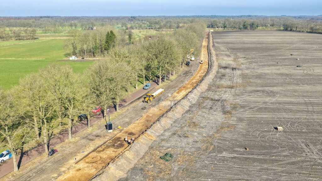 Foto: Waterbedrijf stuit op duizenden jaren oude grafheuvels in Drenthe