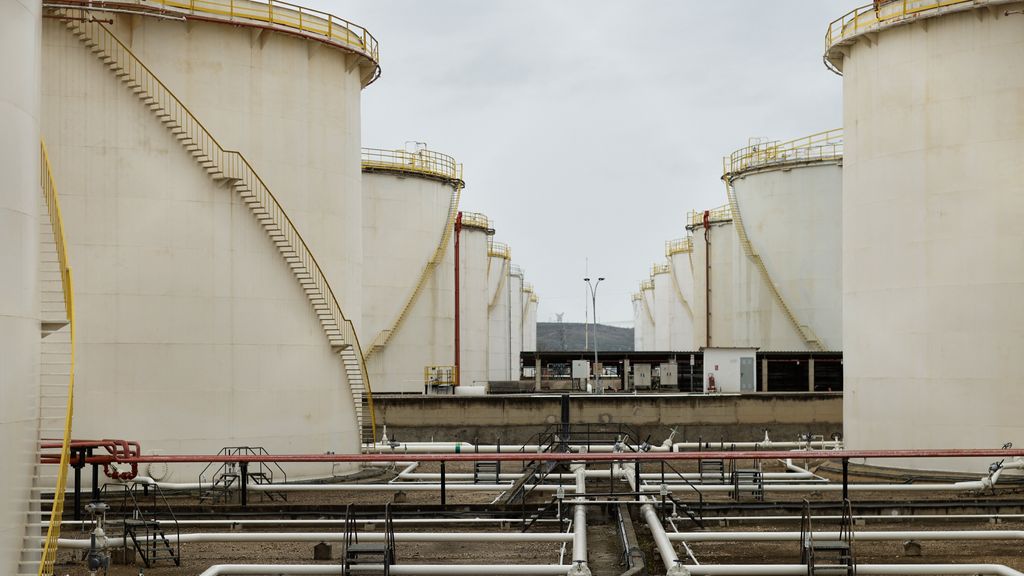 Foto: Landen halen recordhoeveelheid olie uit reserves om prijsstijging tegen te gaan