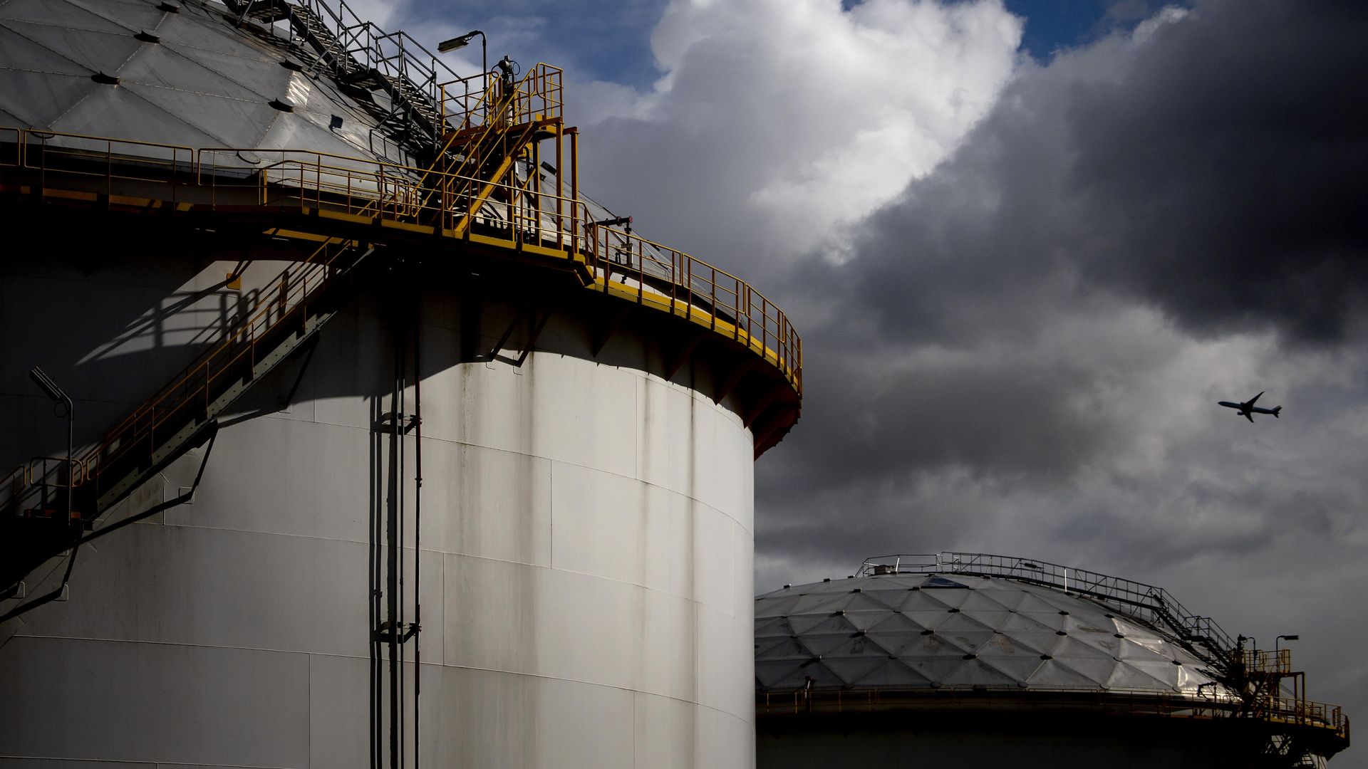 Landen halen recordhoeveelheid olie uit reserves om prijsstijging tegen te gaan