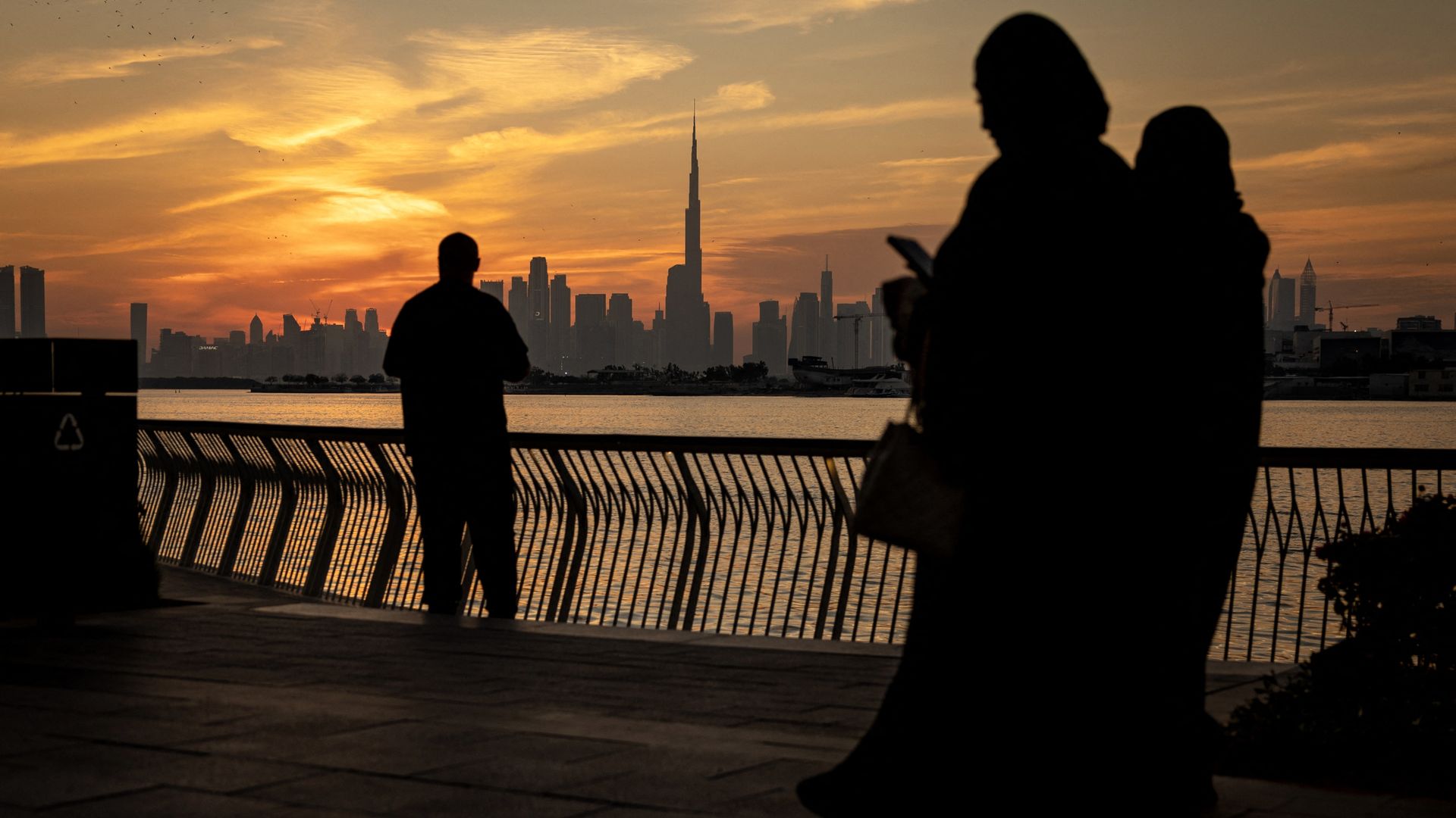 Dubai ligt nog dagelijks onder vuur, maar op sociale media merk je daar niks van