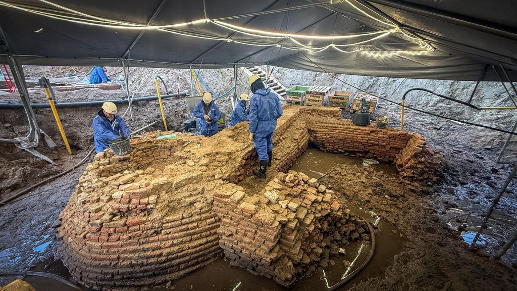 Foto: Archeologen leggen eeuwenoude stadspoort bloot bij renovatie Binnenhof