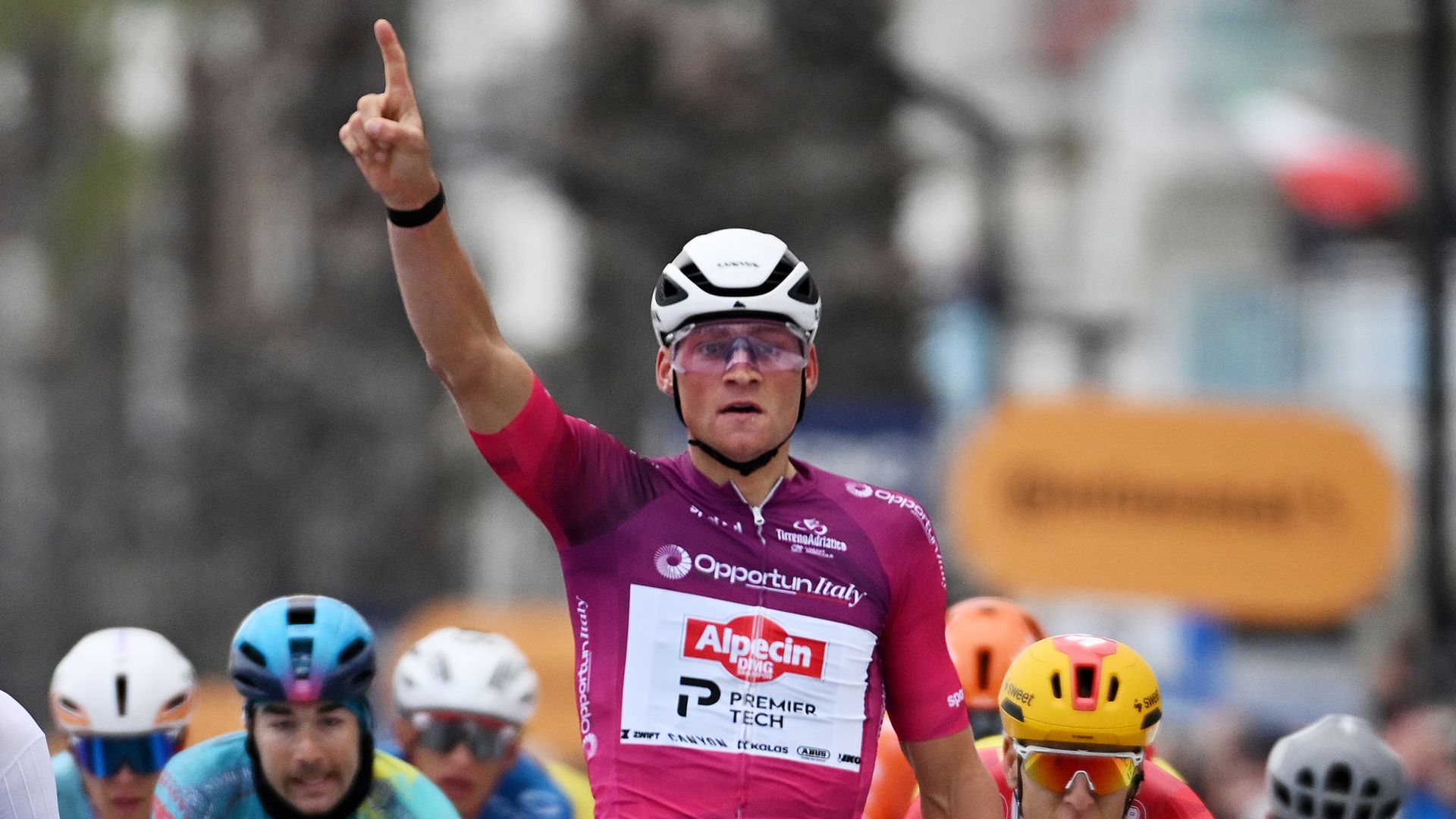 Van der Poel met machtige sprint naar tweede ritzege in Tirreno-Adriatico