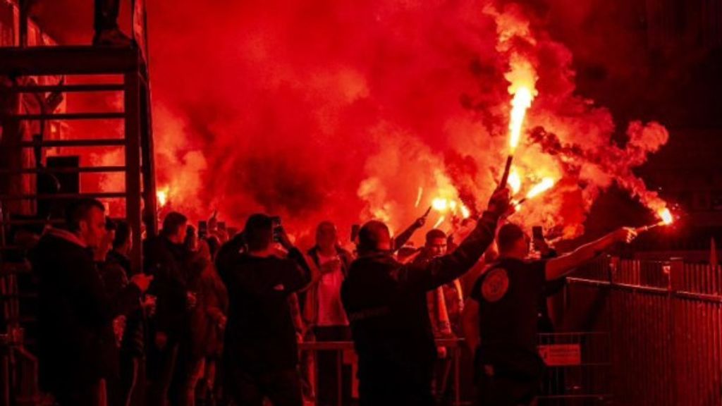 Foto: Twaalf voetbalsupporters opgepakt voor geweld na amateurwedstrijd