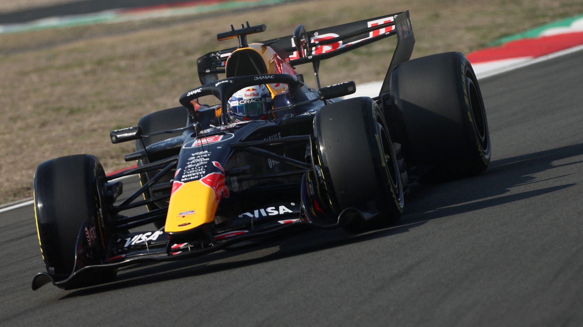 Mercedes op jacht naar nieuwe poleposition • Verstappen door naar derde sessie in China