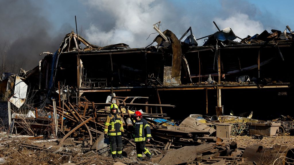 Foto: Vier doden bij Russische aanval op woningen en bedrijven rond Kyiv