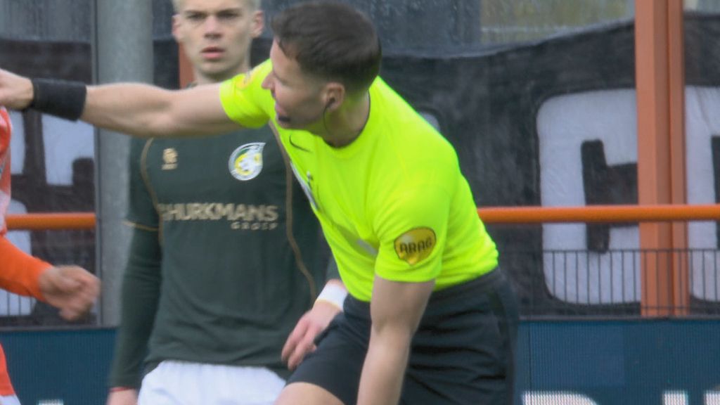 Scheidsrechter Makkelie krijgt onbedoelde beuk, maar kan verder