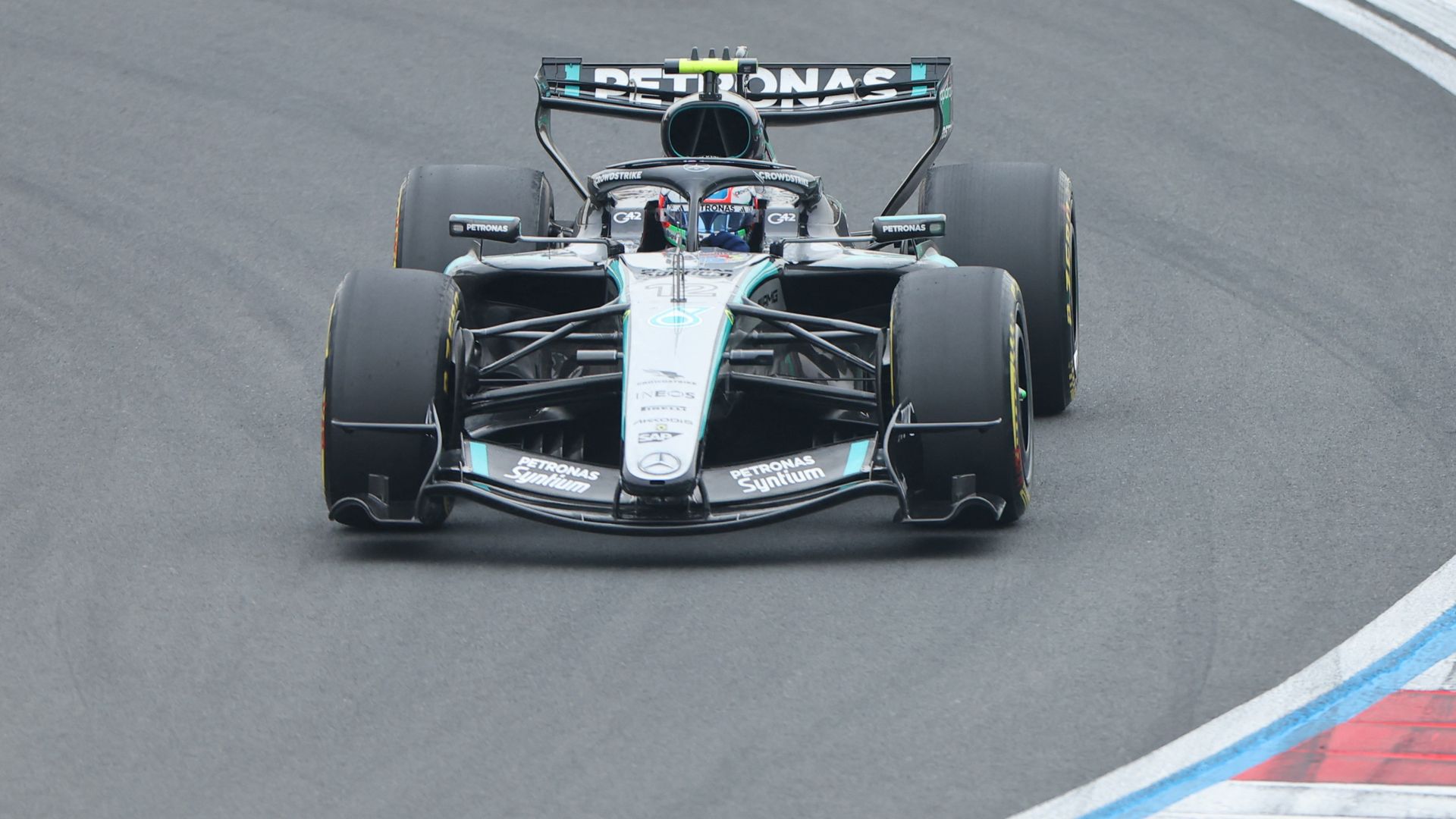 Antonelli aan de leiding in China, veel duels daarachter • Verstappen valt uit