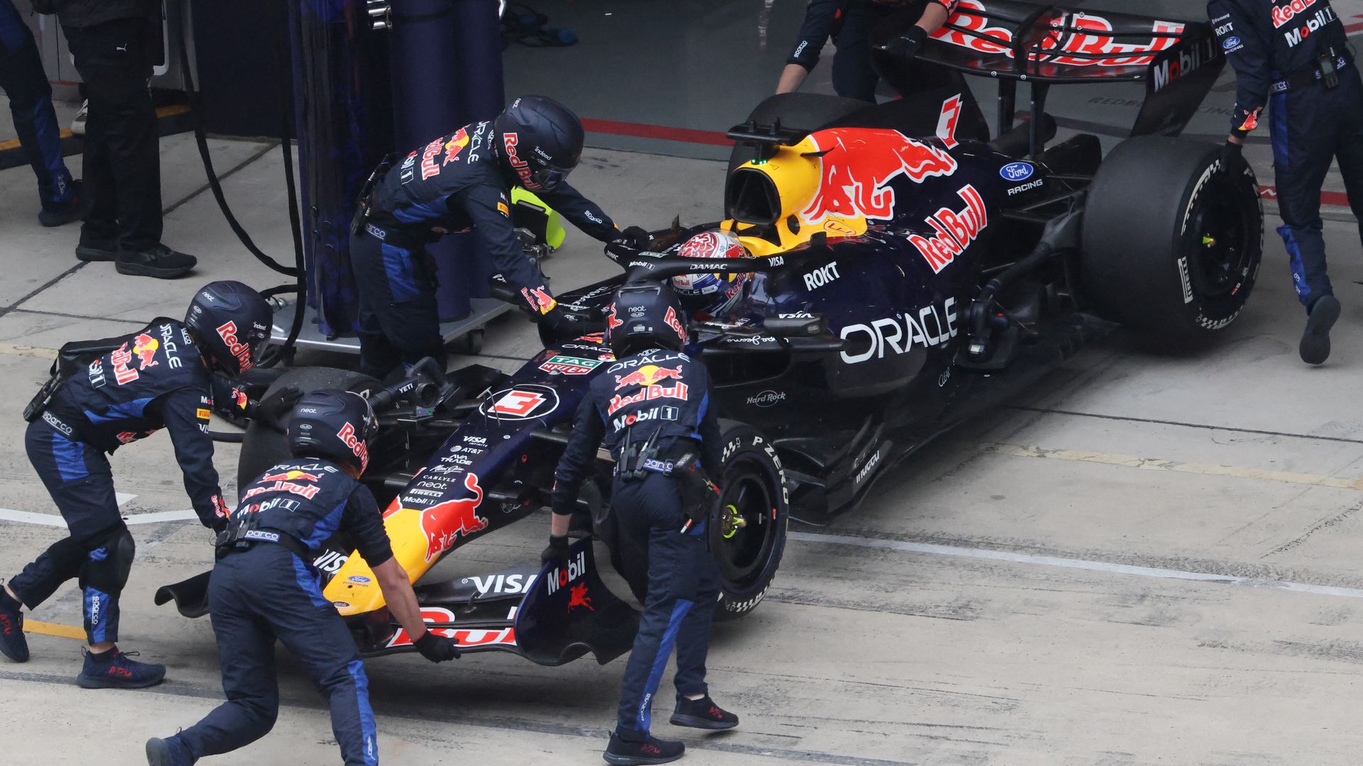 Verstappen valt uit in China, Antonelli (19) wint zijn eerste Formule 1-race 