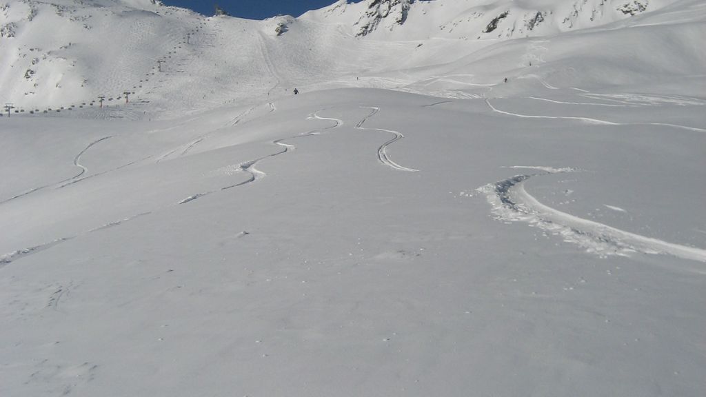 Foto: Vier mannen gewond in Oostenrijk na crash met opblaasboot op rode piste