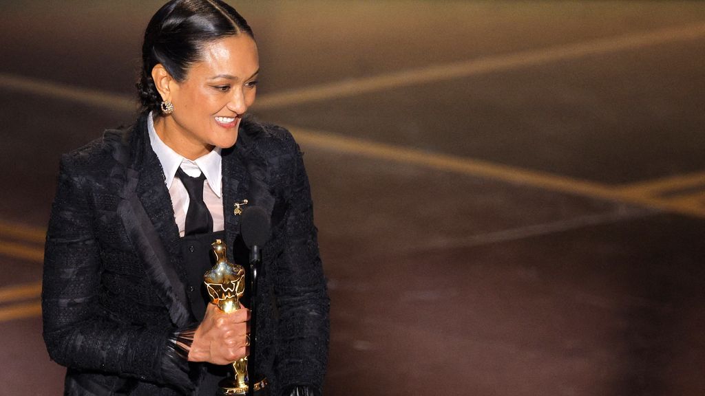 Eerste winst voor een cameravrouw • Afwezige Sean Penn wint Beste Mannelijke Bijrol Eerste winst voor een cameravrouw • Afwezige Sean Penn wint Beste Mannelijke Bijrol