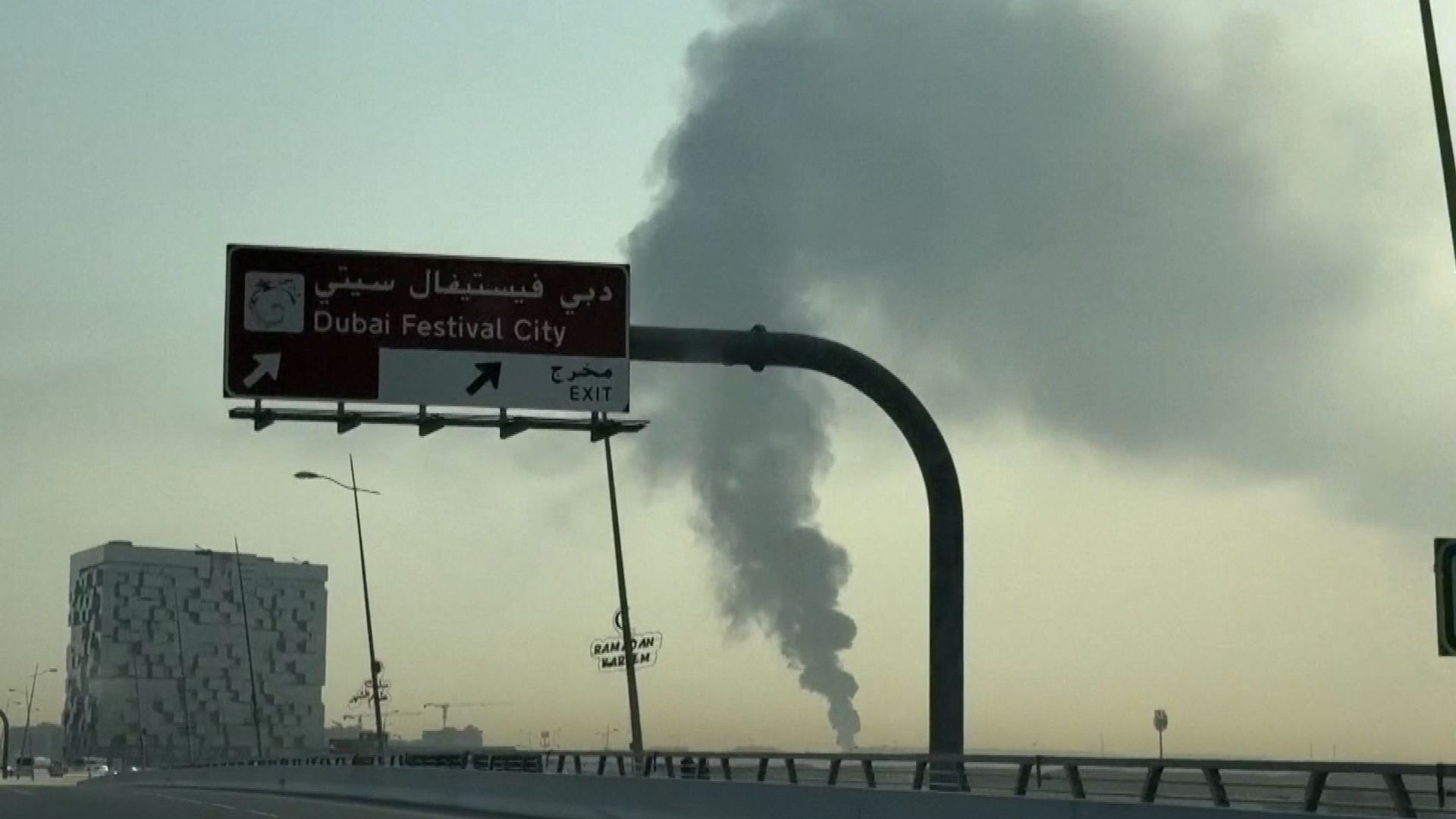 Trump: NAVO in gevaar als hulp uitblijft • Vliegveld Dubai dicht na drone-aanval